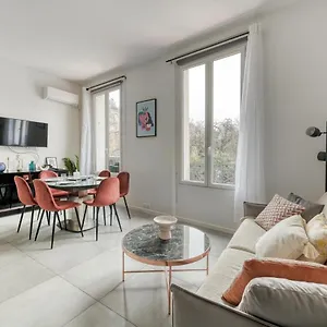Apartment Centric 2 Steps Le Marais -republic, Paris