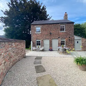 https://cosy-cottage-right-next-to-sheriff-hutton-castle.yorkshirehotels.net
